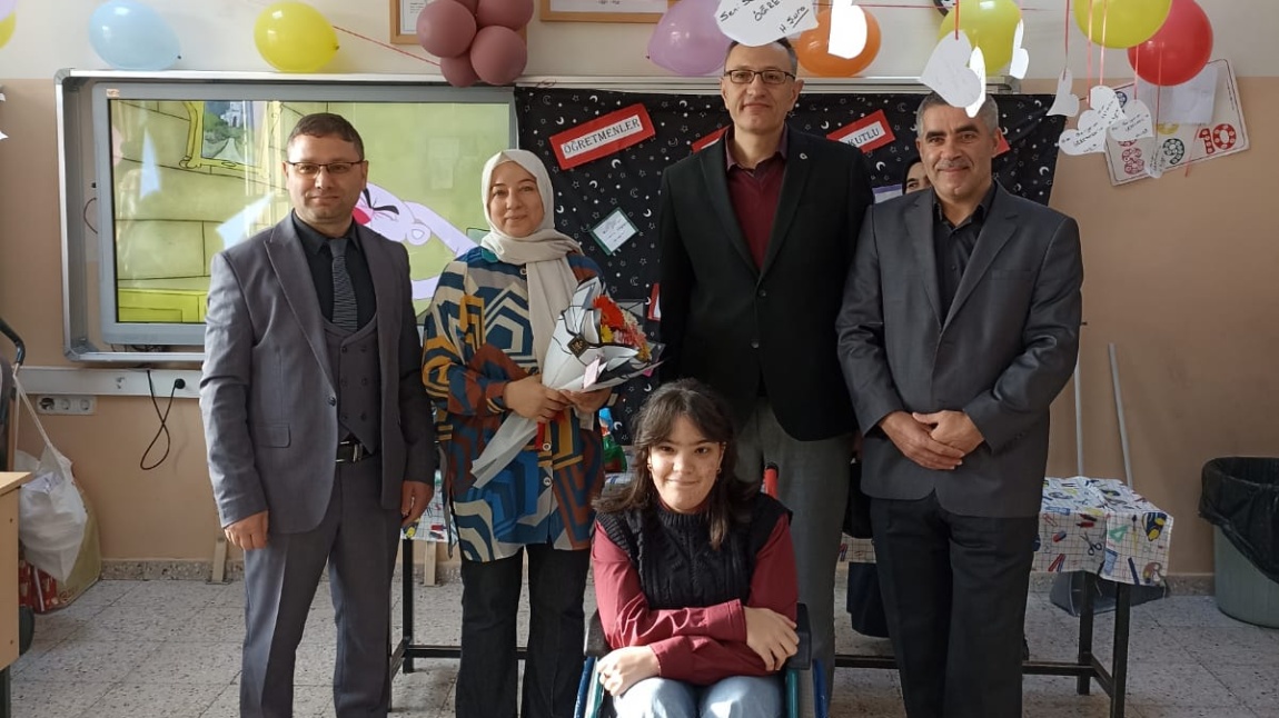 Evde Eğitim Öğrencimiz Meryem Nur Kaya'nın İlkokul Öğretmeni Sennur Bulut'a Sürpriz Ziyaret